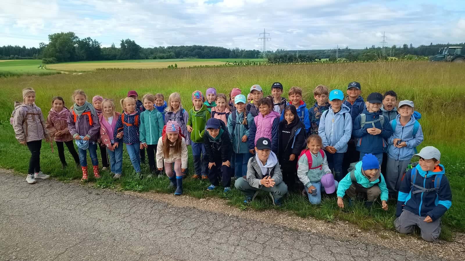 Jahresausflug 2026 - Klassen 1 und 2 bei der Wanderung von Einsingen nach Eggingen