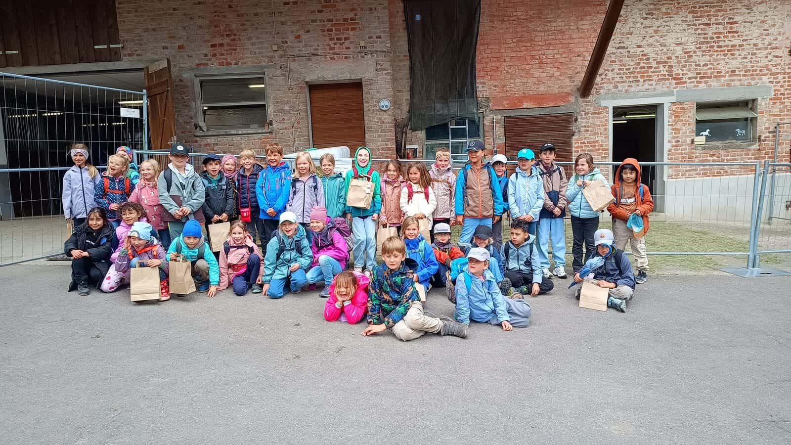 Jahresausflug 2026 - Gruppenfoto der Klassen 1 und 2 auf dem Alpakahof Cocozoe