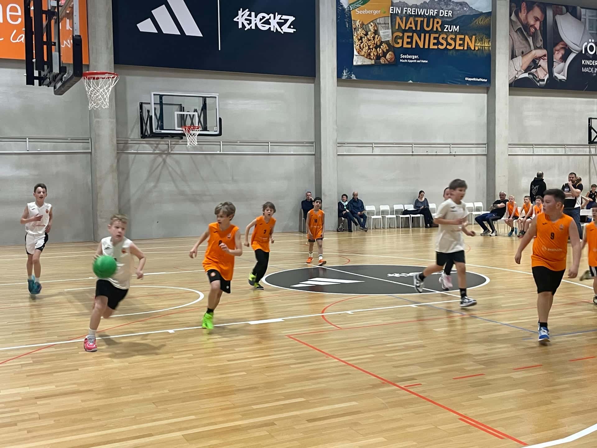 Basketball-Grundschulturnier 2026 - Spielszene mit Schülern in orange und weiß