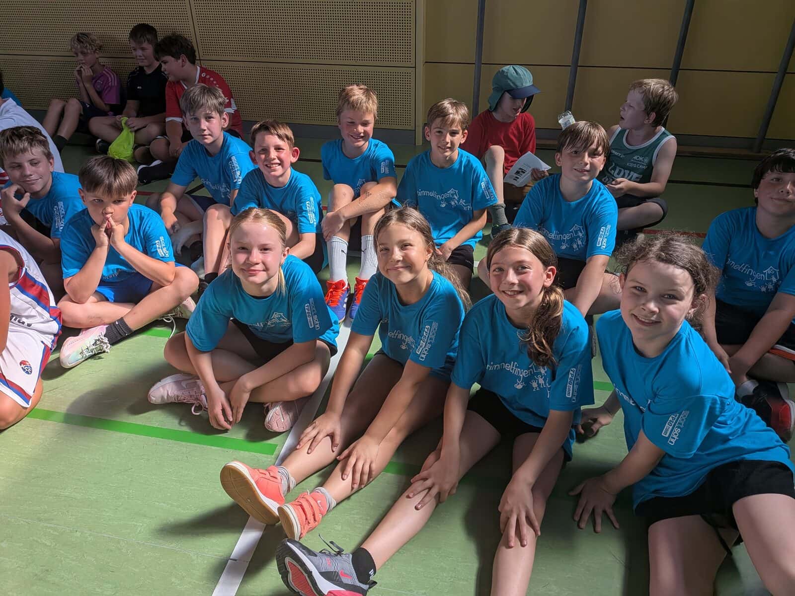 Basketball-Turnier 2026 - Basketball-AG der Klassen 3 und 4 in blauen Trikots in der Sporthalle
