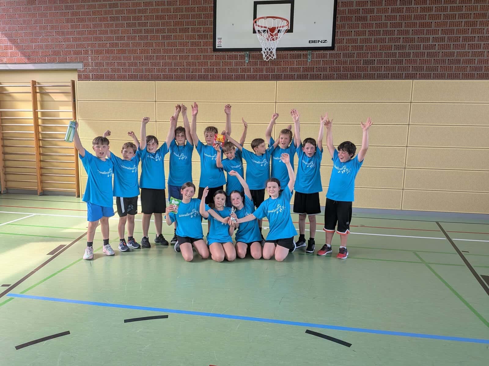 Basketball-Turnier 2026 - Jubelndes Team mit Pokal vor dem Basketballkorb beim Turnier in Ehingen
