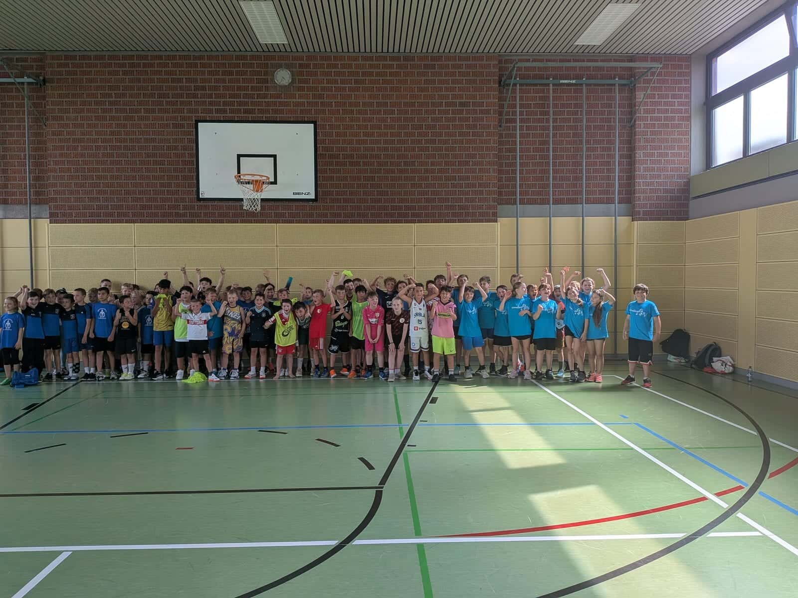 Basketball-Turnier 2026 - Alle teilnehmenden Mannschaften gemeinsam in der Sporthalle beim Turnier in Ehingen