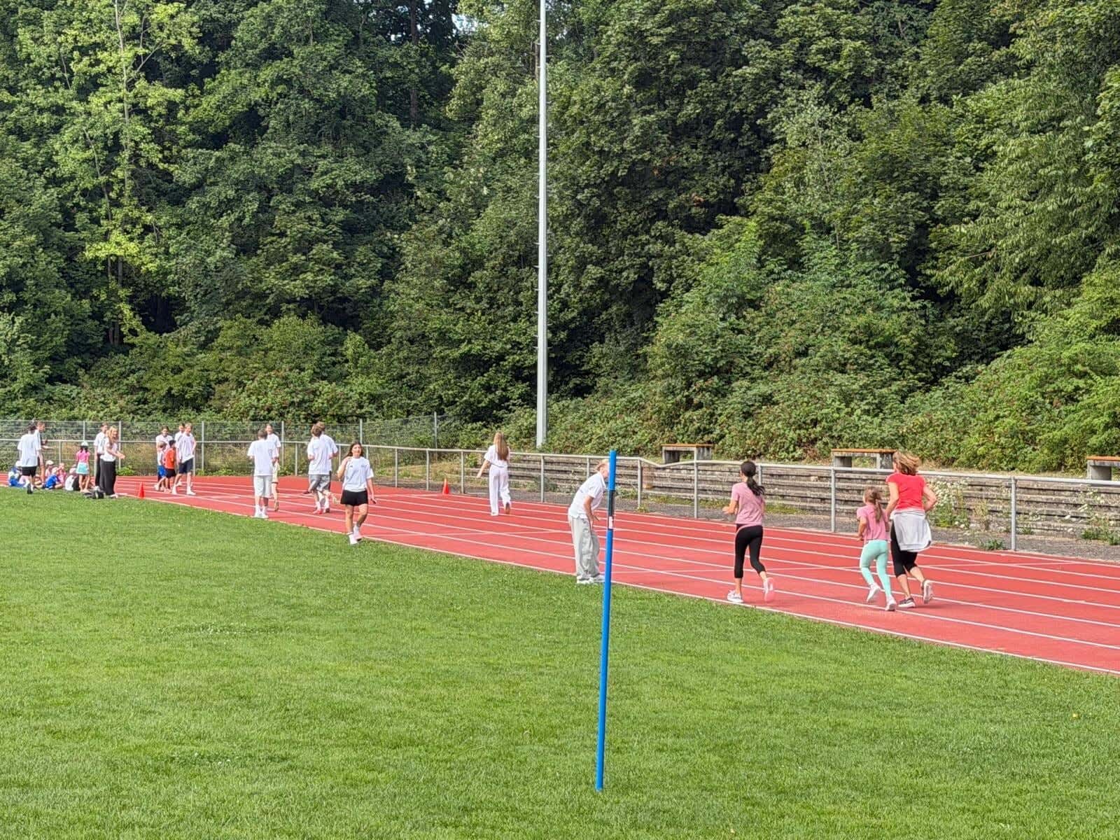 Bundesjugendspiele 2026 - Kinder beim Laufwettbewerb auf der roten Tartanbahn des Sportplatzes