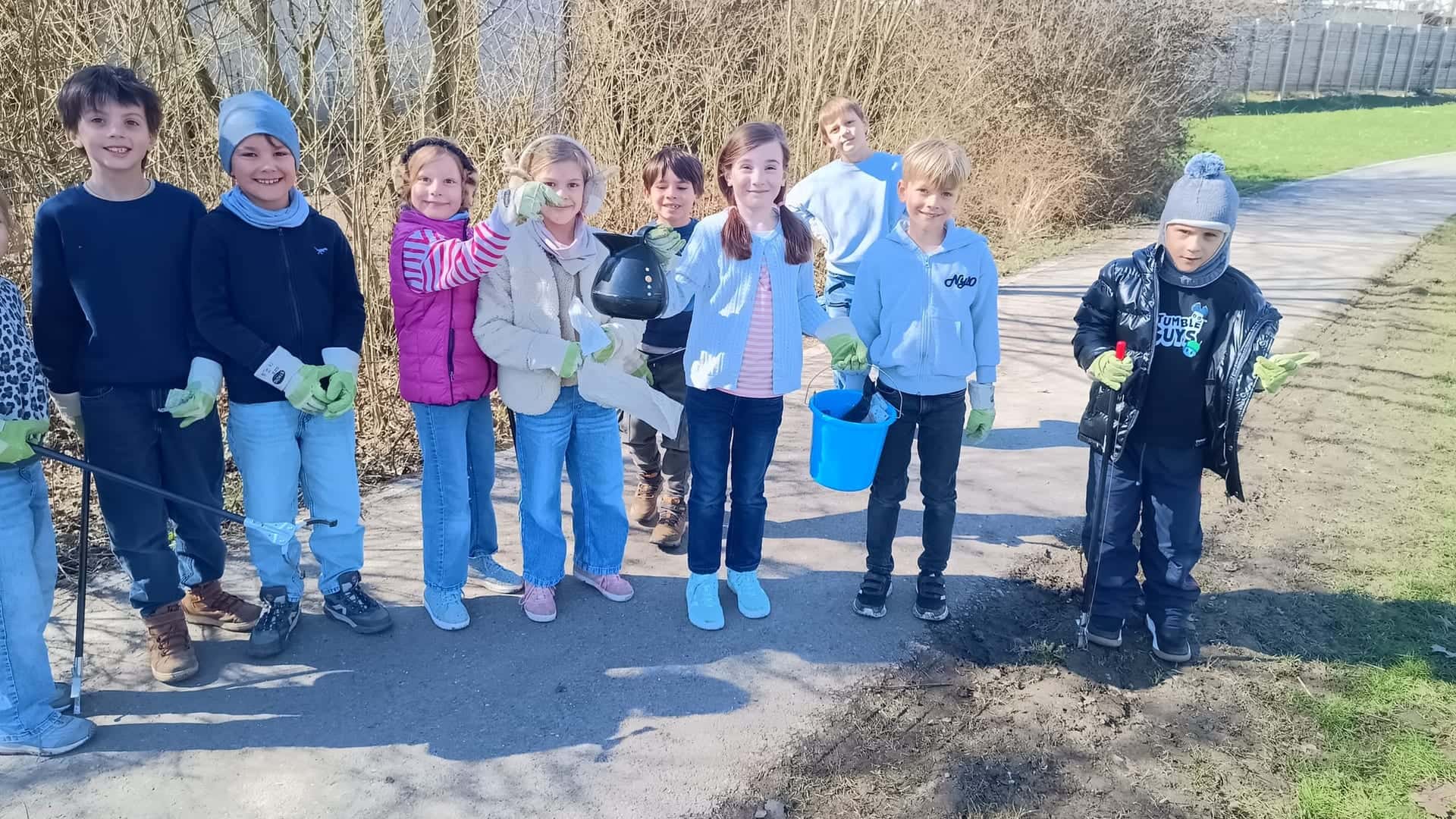 Dorfputzete 2026 - Schüler mit gesammeltem Müll
