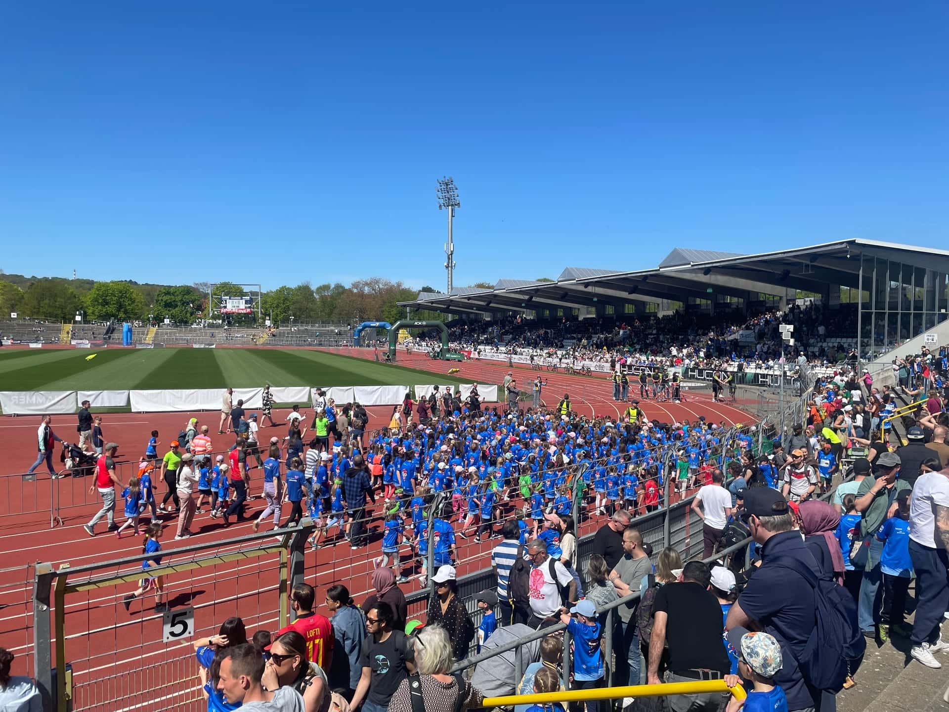 Einstein-Marathon 2026 - Einlauf der Schüler ins Donaustadion bei strahlendem Sonnenschein