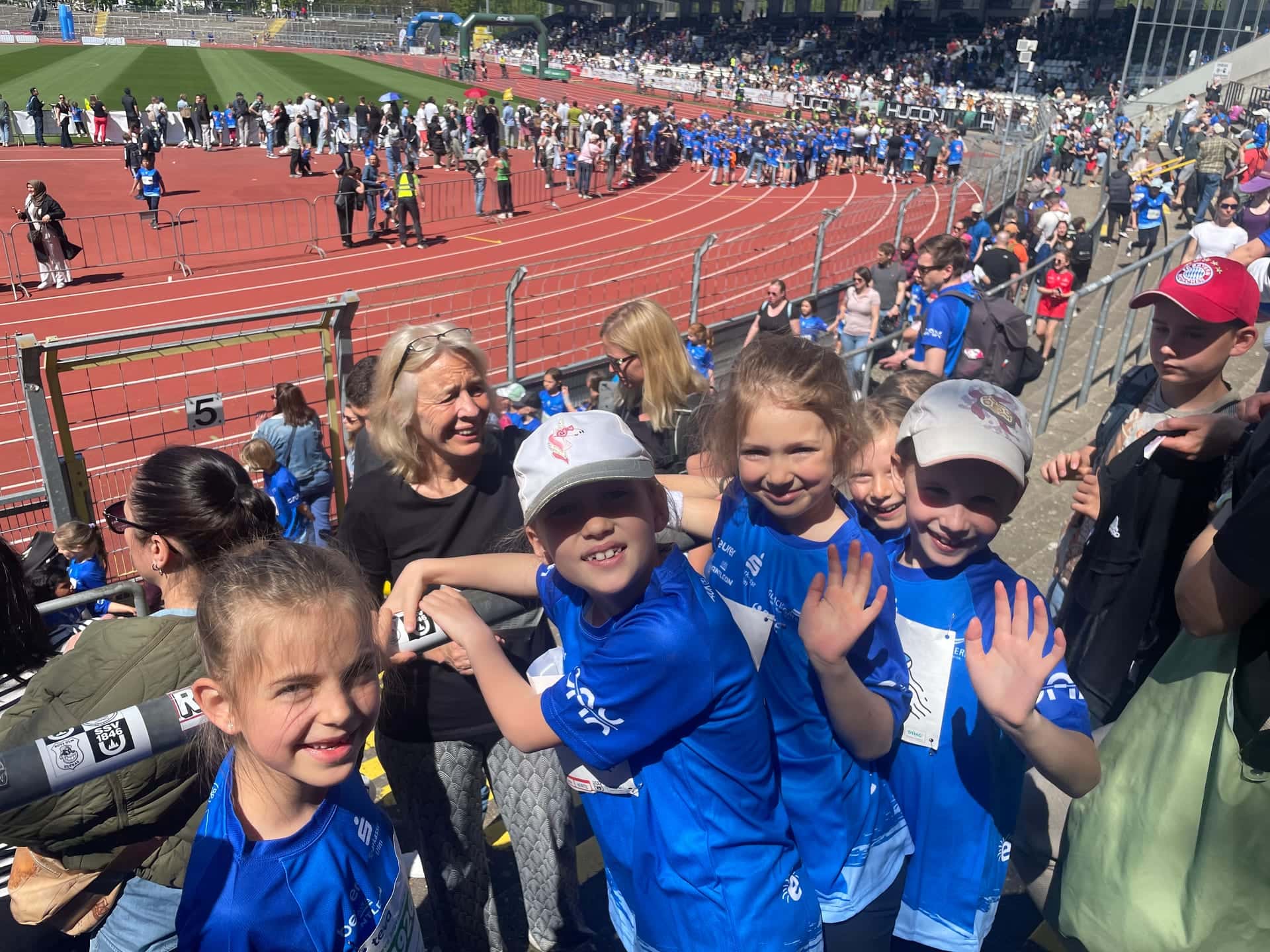 Einstein-Marathon 2026 - Grimmelfinger Schüler winken vom Stadionrand