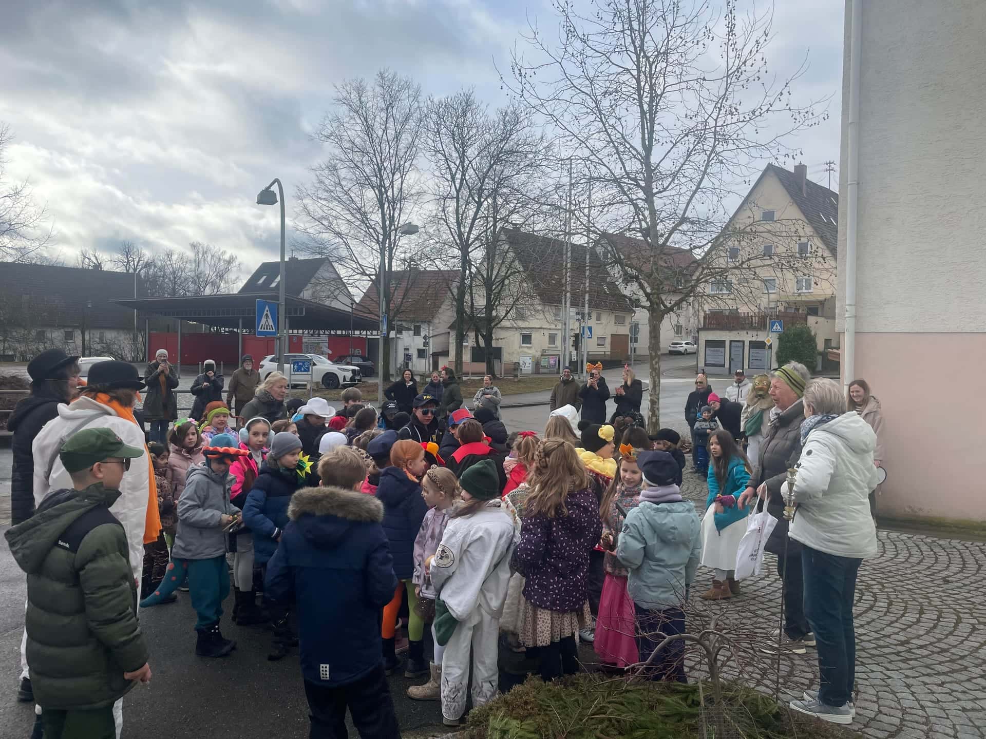 Fasching 2026 - Kostümierte Schüler beim Umzug durch Grimmelfingen