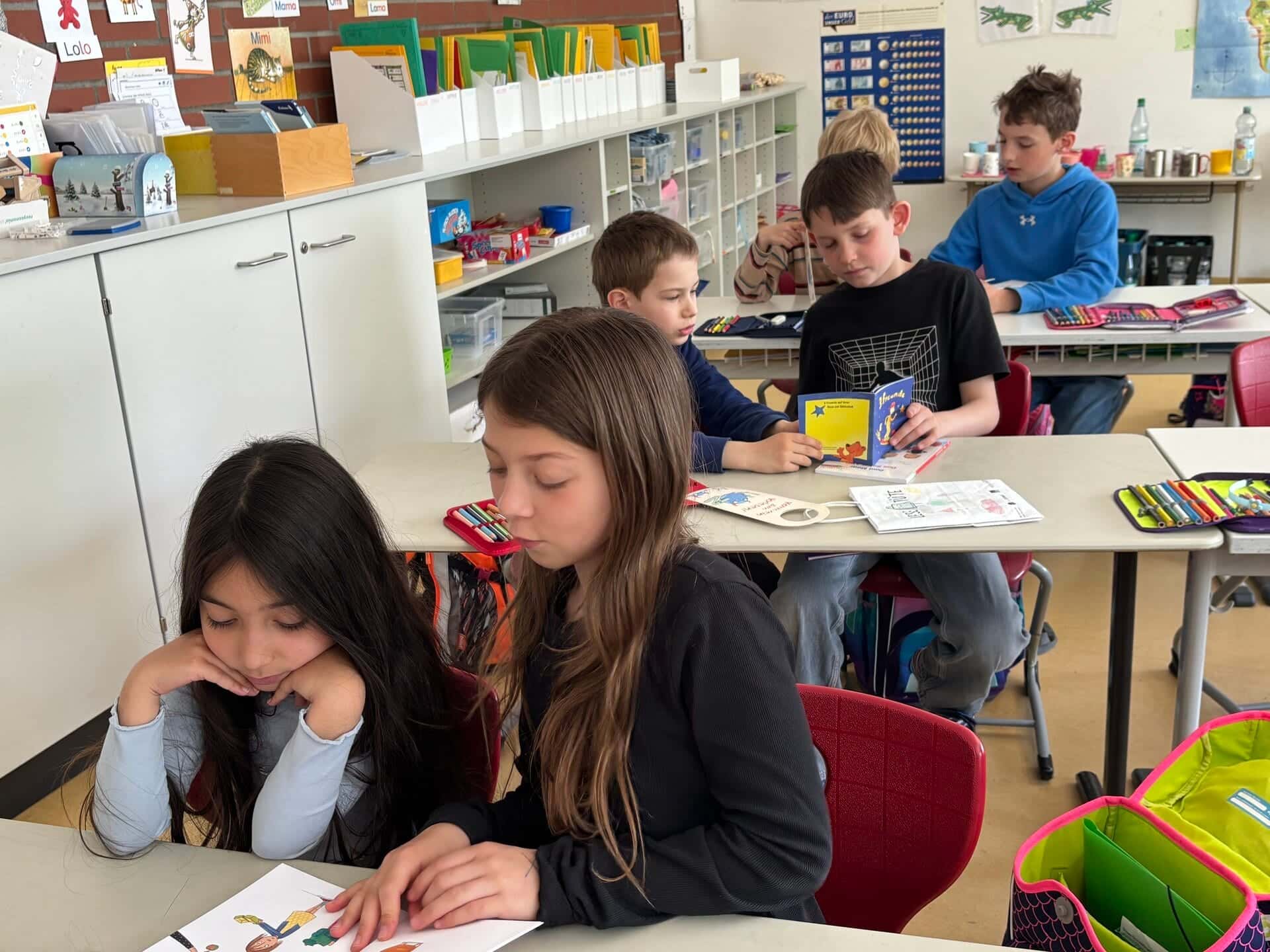 Patenkinder 2026 - Erstklässler liest gemeinsam mit Patenkind aus Klasse 4