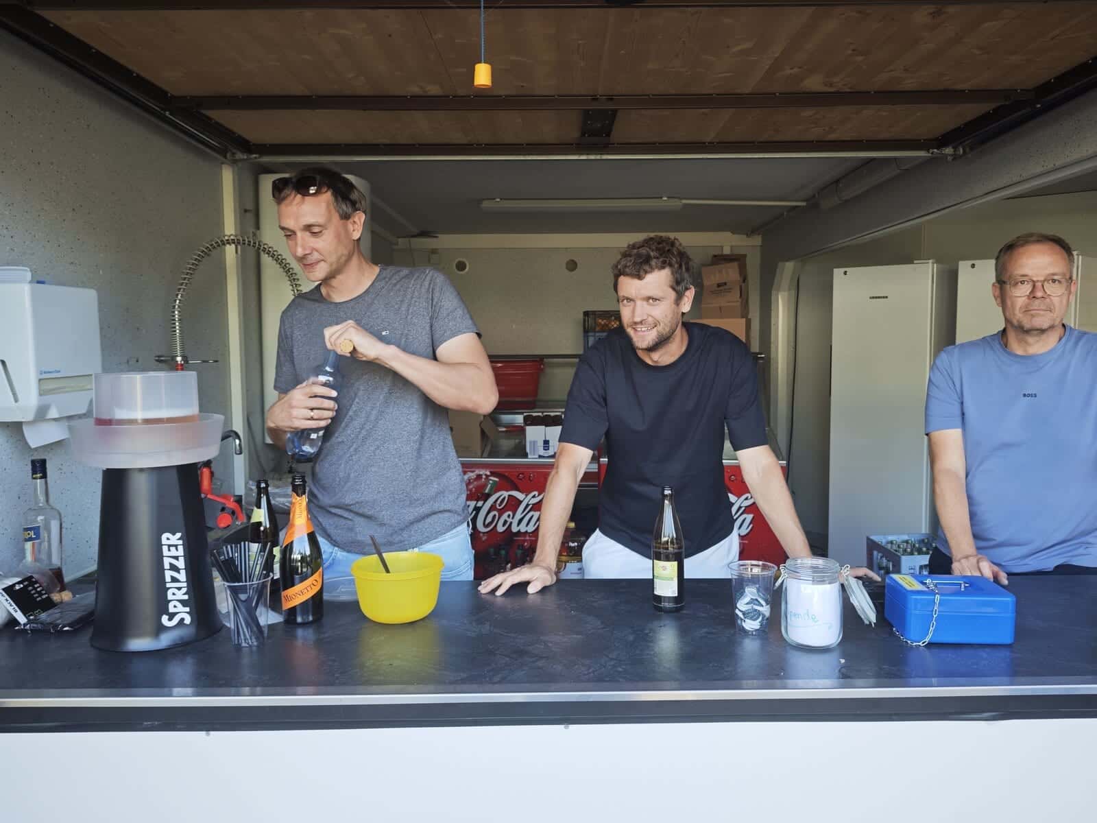 Schulfest 2026 - Helfer am Getränkestand der Hockete auf dem Dorfplatz