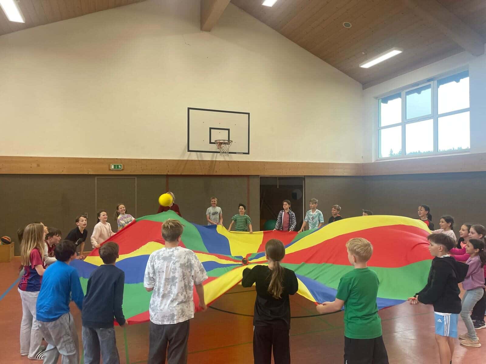 Schullandheim 2026 - Spiel mit dem Schwungtuch in der Turnhalle