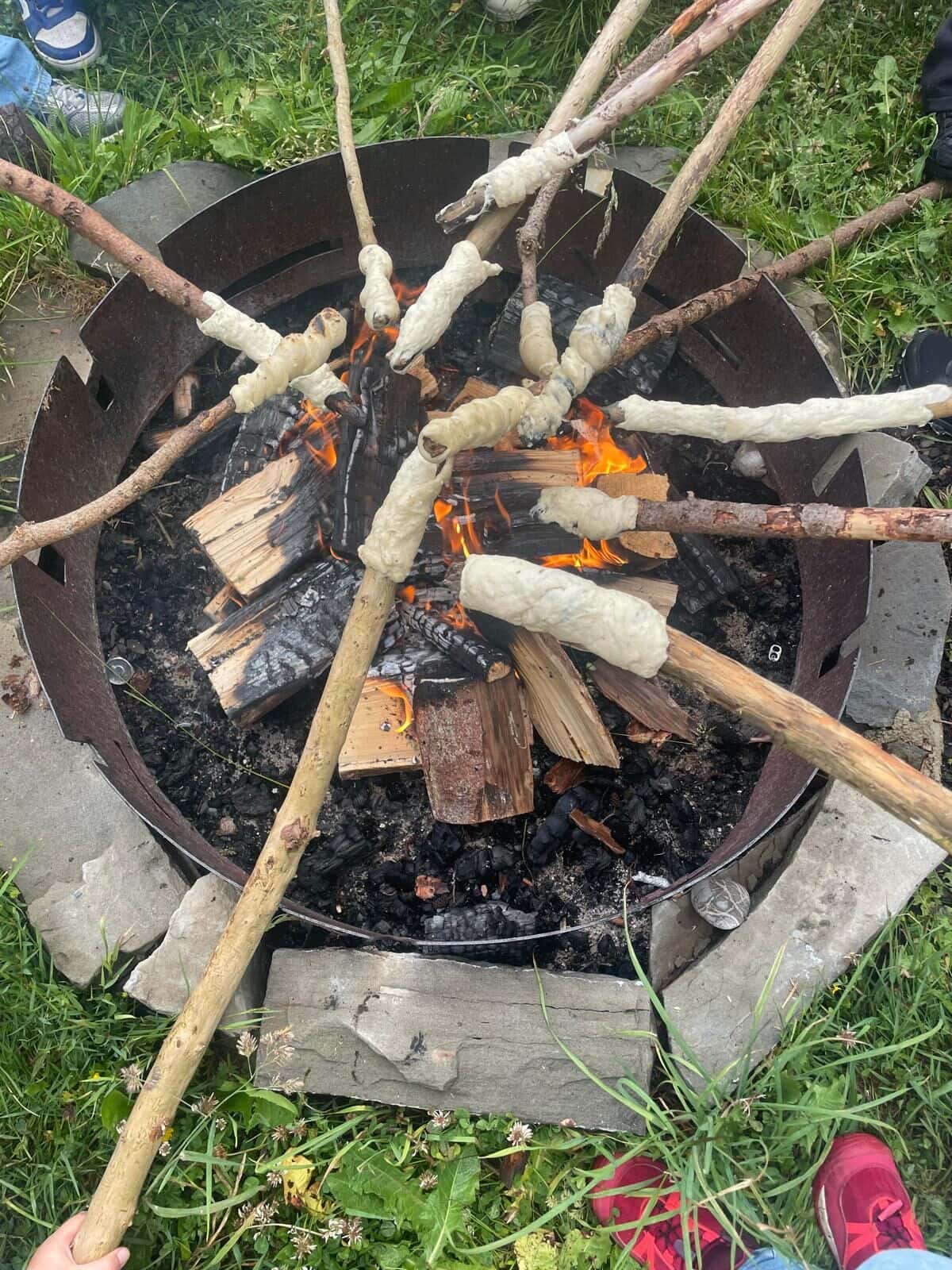 Schullandheim 2026 - Stockbrot über dem Lagerfeuer