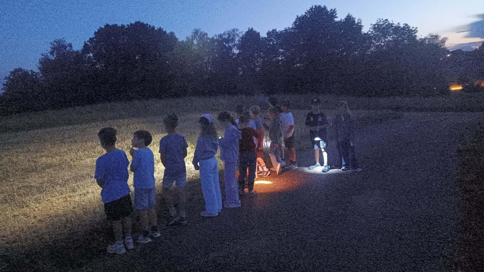 Schulübernachtung 2026 - Kinder bei der kleinen Nachtwanderung in der Dämmerung