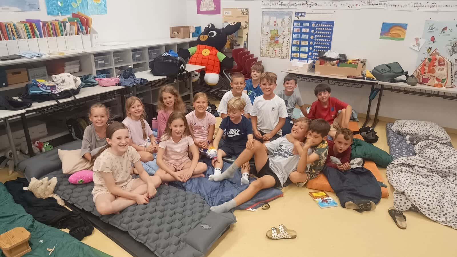 Schulübernachtung 2026 - Die Zweitklässler auf Isomatten und in Schlafsäcken im Klassenzimmer