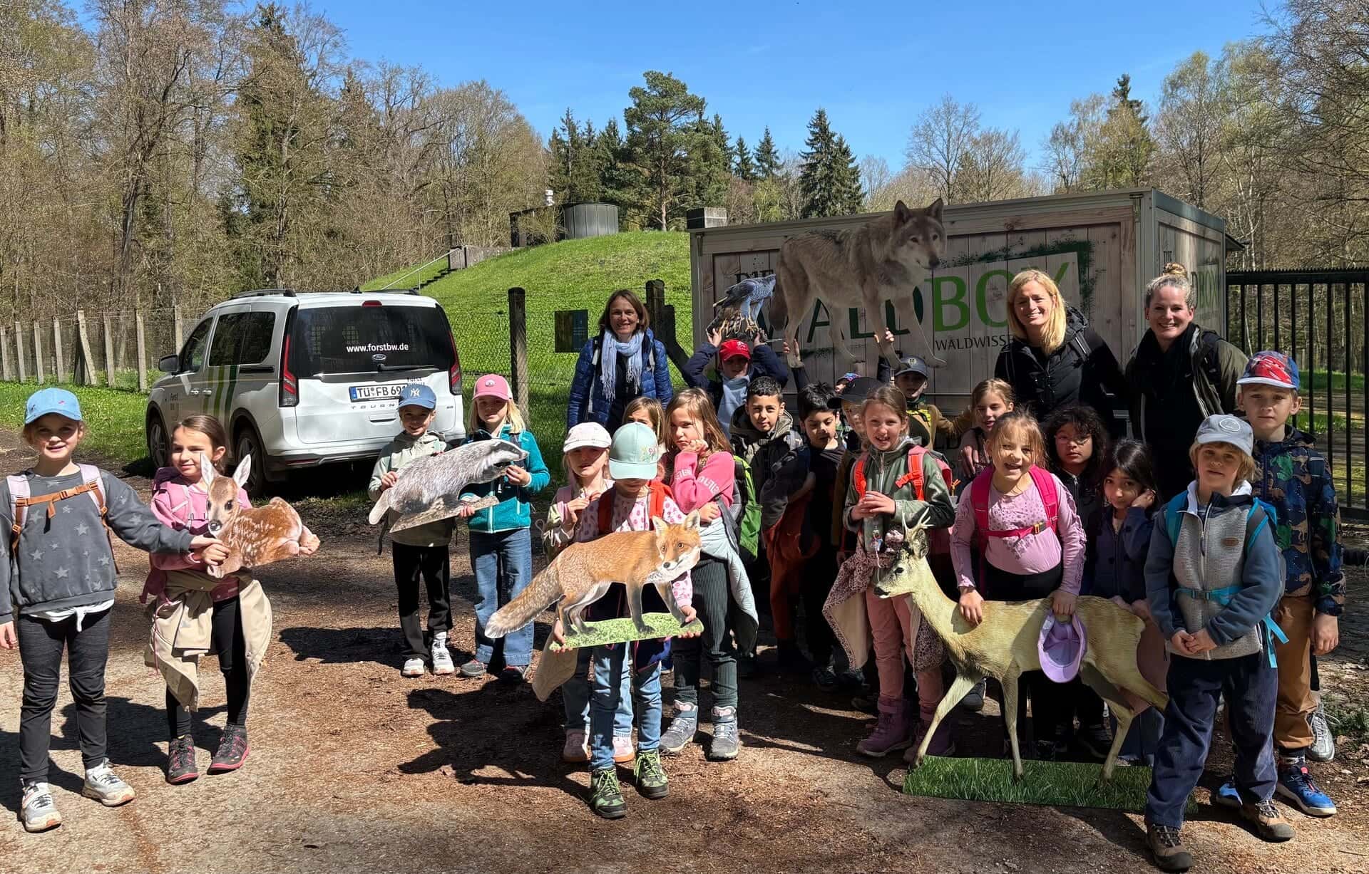 Waldpädagogik 2026 - Gruppenfoto vor der Waldbox von ForstBW mit Tierfiguren