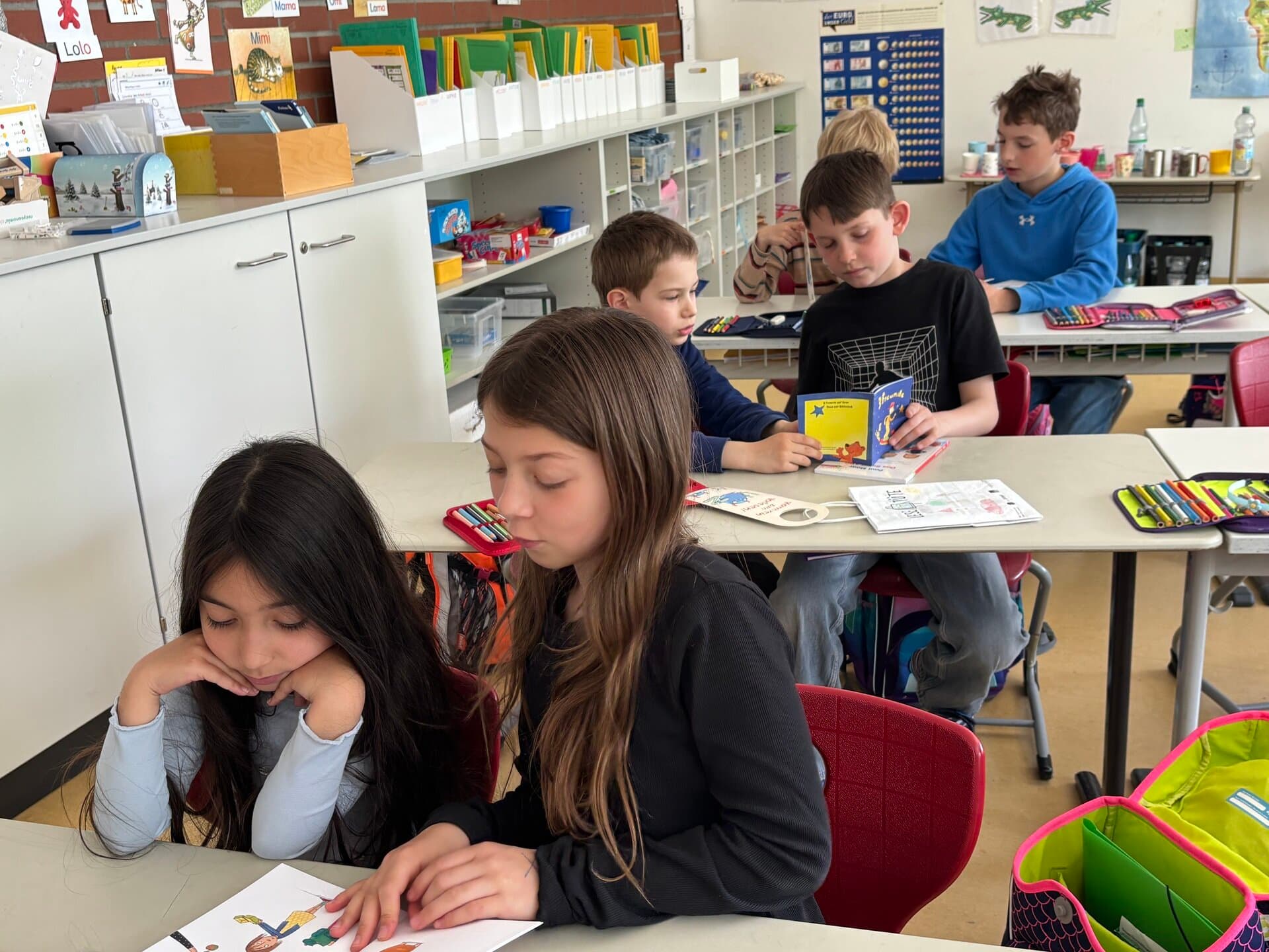 Patenkinder 2026 - Erstklässler liest gemeinsam mit Patenkind aus Klasse 4