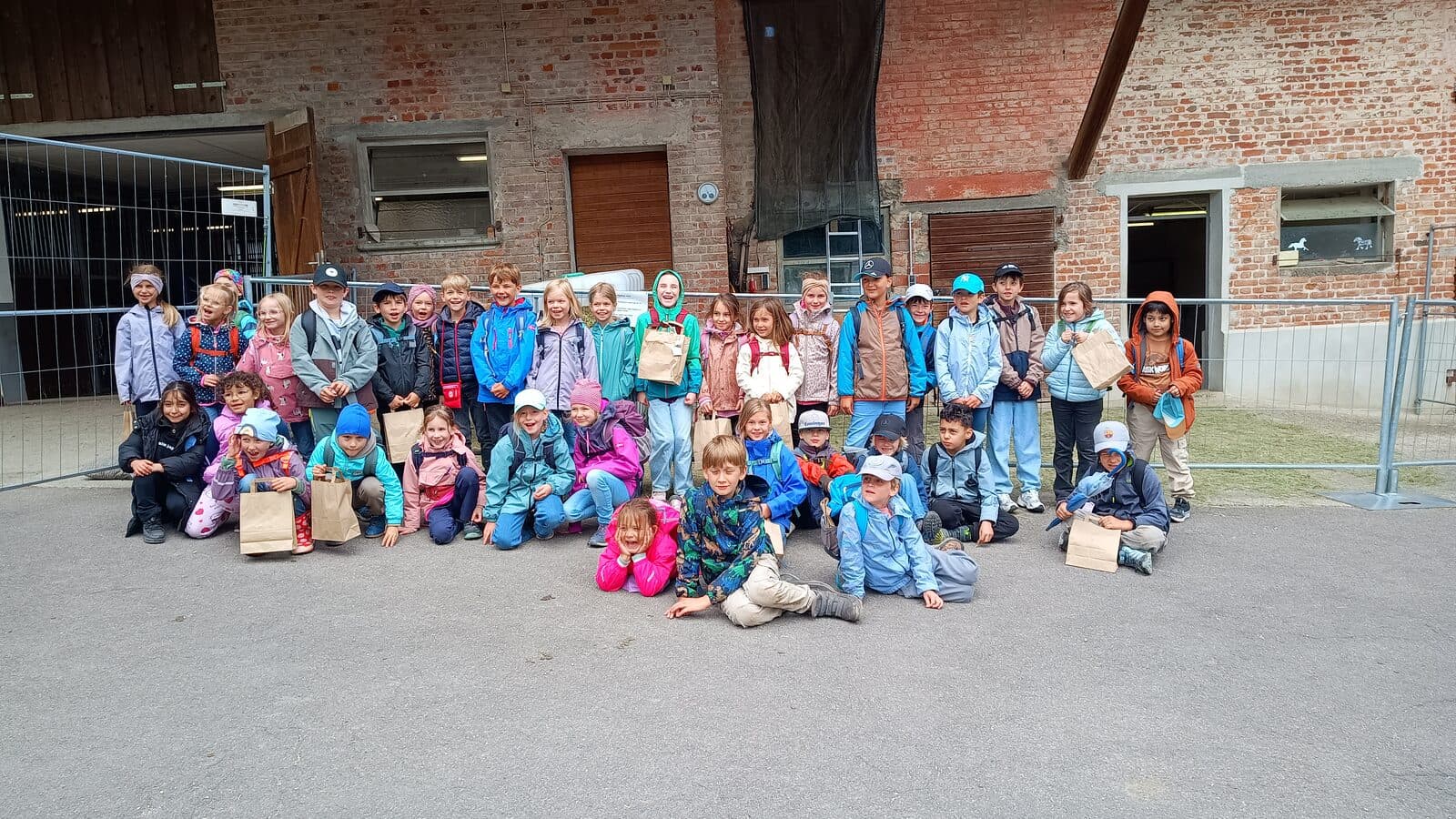 Jahresausflug 2026 - Gruppenfoto der Klassen 1 und 2 auf dem Alpakahof Cocozoe