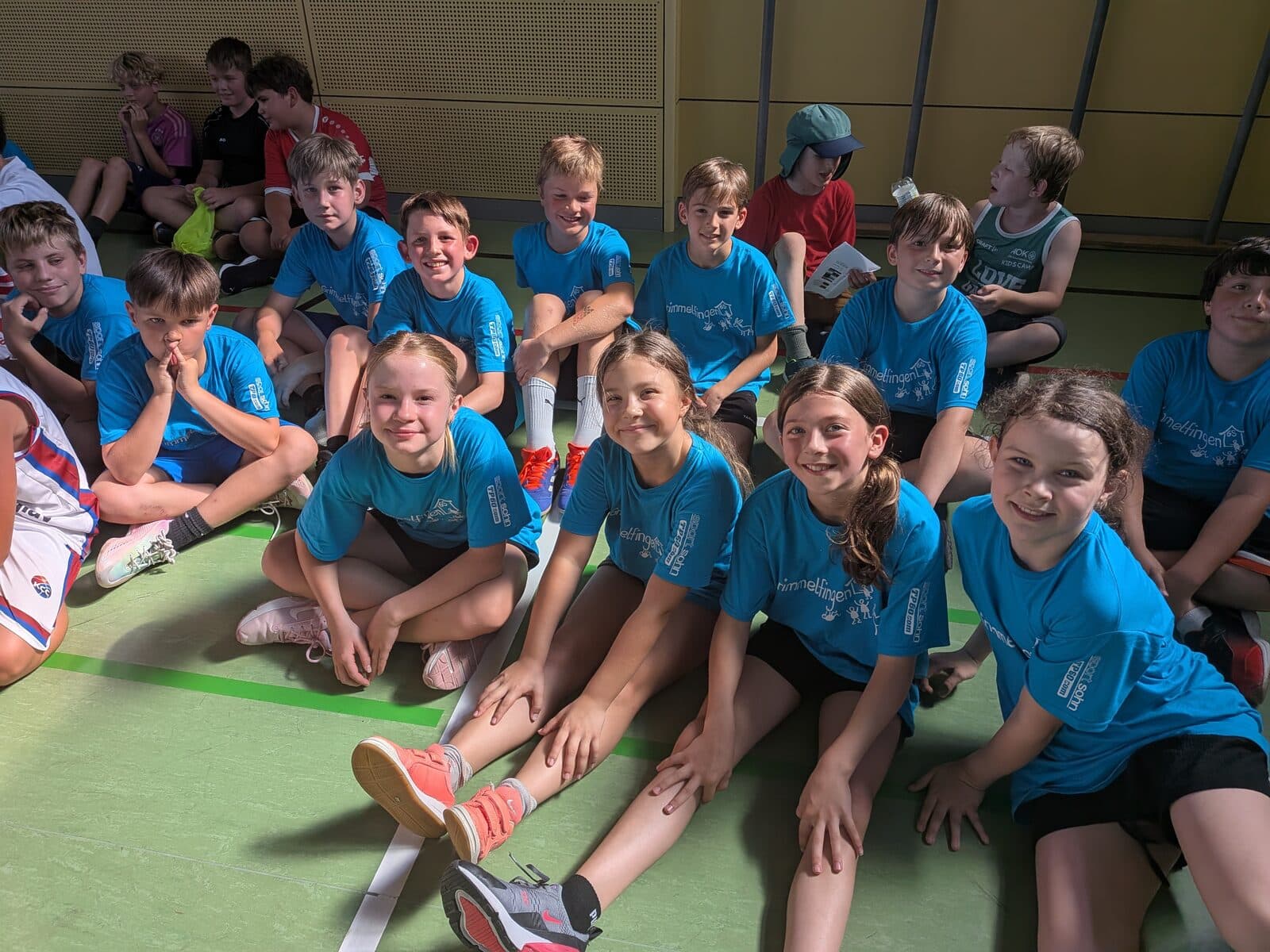 Basketball-Turnier 2026 - Basketball-AG der Klassen 3 und 4 in blauen Trikots in der Sporthalle