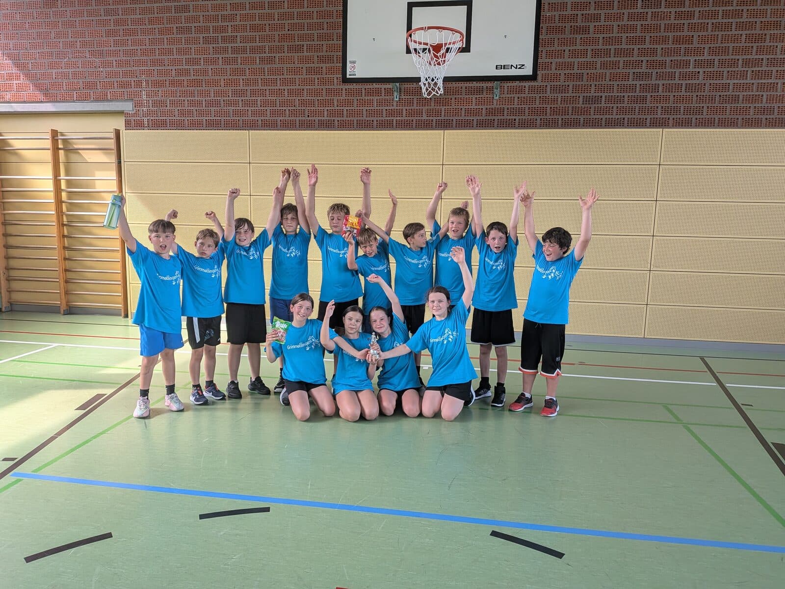 Basketball-Turnier 2026 - Jubelndes Team mit Pokal vor dem Basketballkorb beim Turnier in Ehingen