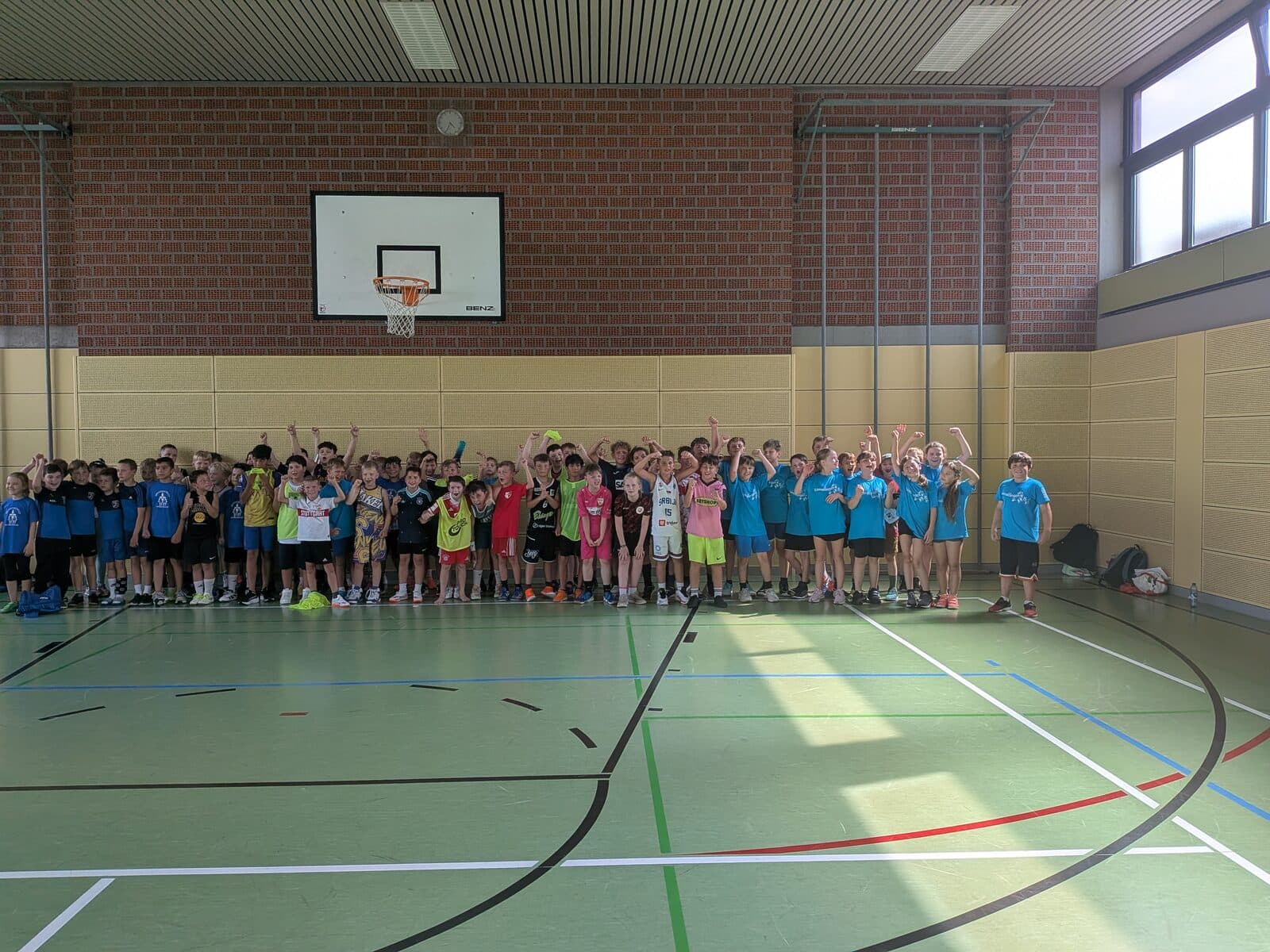 Basketball-Turnier 2026 - Alle teilnehmenden Mannschaften gemeinsam in der Sporthalle beim Turnier in Ehingen